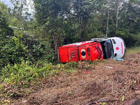 Ambulância que transportava paciente Covid 19 capota após