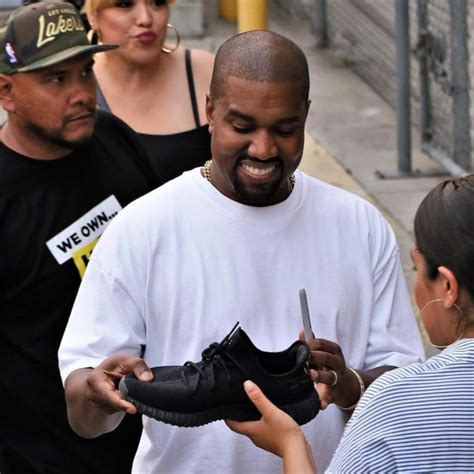 Les Sneakers Adidas Yeezy Boost V All Black De Kanye West Sur Le