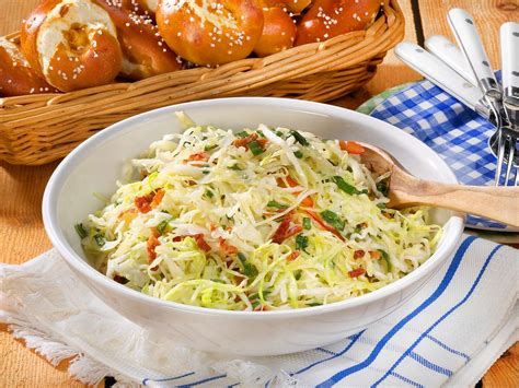 Bayerischer Krautsalat mit Laugengebäck Rezept LECKER