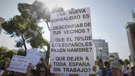 Manifestación de negacionistas en Madrid Los negacionistas se