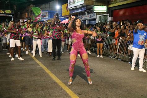 Evelyn Bastos Comemora Lideran As Femininas No Carnaval E N O Descarta