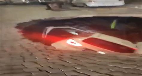 Tragedia Sfiorata A Napoli Due Auto Inghiottite Da Una Voragine Video