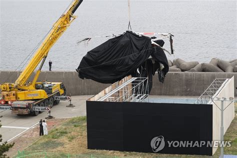 추락 해경 헬기 동체 사고조사 위해 부산 정비창 입고 연합뉴스