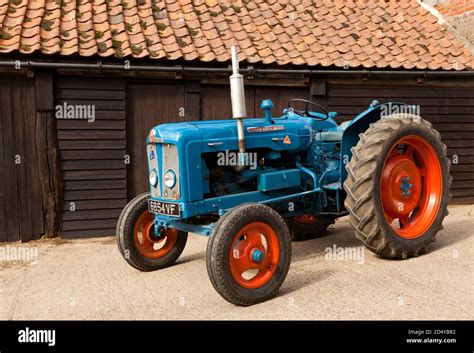 Vieux Fordson Super Majeur Tracteur Banque De Photographies Et Dimages