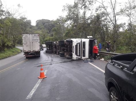 A Gazeta Acidente Em Domingos Martins Carreta Tomba Em Curva Da Br 262