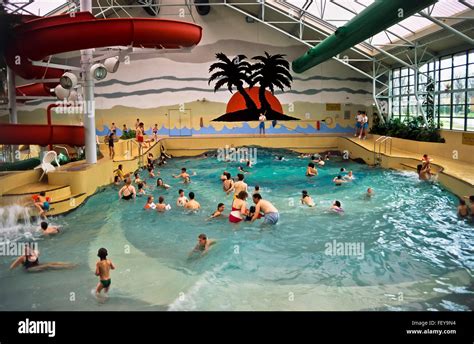 Aa 5423 Deal Waves Swimming Pool Archival 1980s Kent England Stock