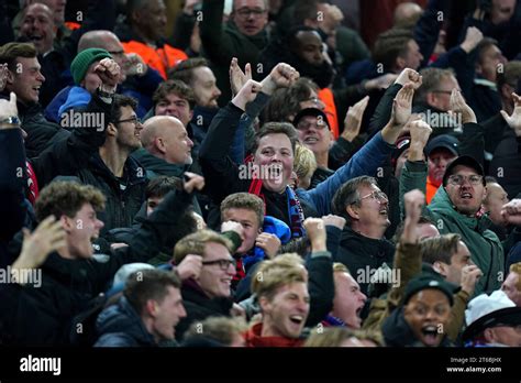 Les supporters de l AZ Alkmaar réagissent dans les tribunes après que