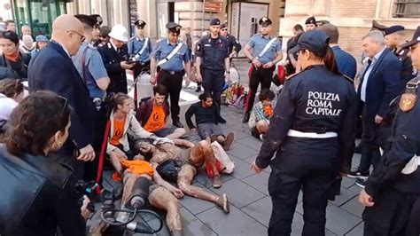 Blitz Degli Ambientalisti Al Senato Infangati Fuori Da Palazzo Madama