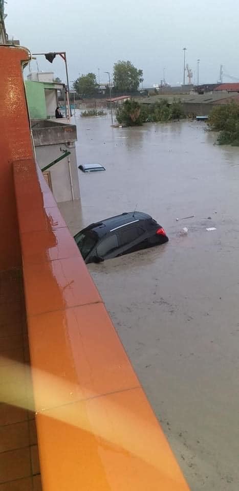 Maltempo Calabria A Crotone Cresce Il Fiume Esaro Fermi Alcuni