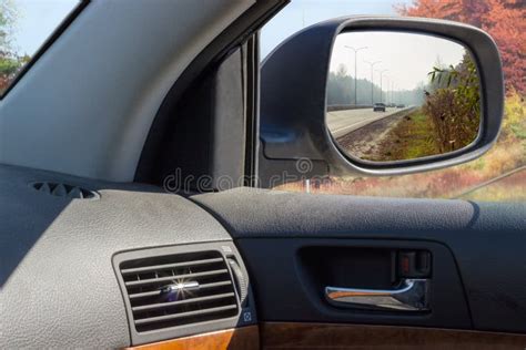 Estrada Refletida No Espelho Retrovisor Do Lado Do Carro No Outono