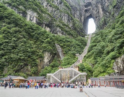 A Montanha De Tianmen Uma Vista Da Caverna Conhecida Como A Porta