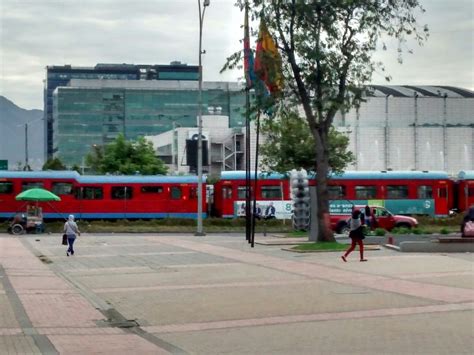 Tren Turístico De La Sábana Al Fondo El Centro Comercial Gran Estación En Bogotá Turistico