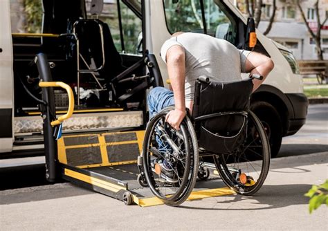 Un Homme En Fauteuil Roulant Se Déplace Vers Lascenseur Dun Véhicule