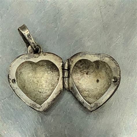 Antique Sterling Silver Etched Puffy Heart Locket Gem