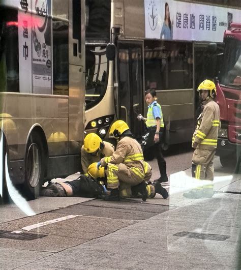 觀塘老翁捱九巴撞 捲車底重創送院不治 星島日報