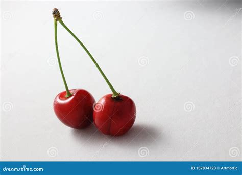 Dos Cerezas Rojas Aisladas Sobre Fondo Blanco Foto De Archivo Imagen