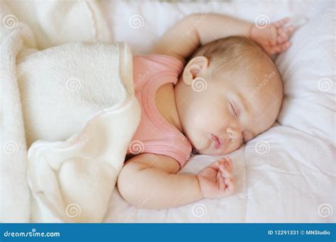 Bebê Recém nascido Pequeno Doce Em Uma Cama Imagem de Stock Imagem de