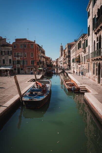 Canal Con Dos G Ndolas En Venecia Italia Arquitectura Y Puntos De