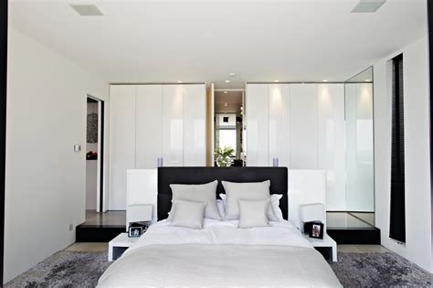 20+30+ Modern White Bedroom Ideas – HOMYRACKS