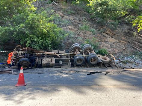 Passageira morre e motorista fica ferido em capotamento de caminhão na