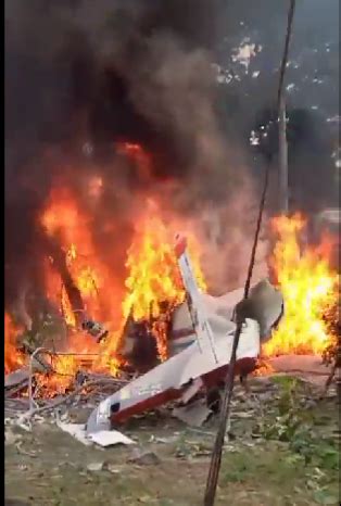 Hace Pocos Minutos Cay Avioneta De La Fuerza A Rea En Las Calles De