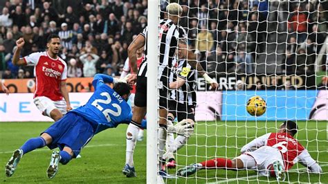 Foto Proses Gol Kontroversial Anthony Gordon Saat Newcastle Berikan