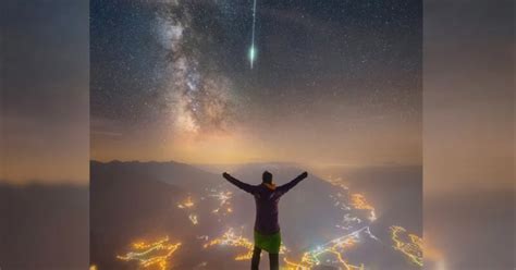 The photographer took a picture of a shooting star and the Milky Way ...