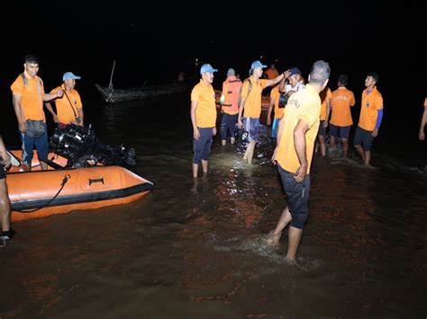 One Dead Seven Missing As Boat Capsizes In Odishas Mahanadi River