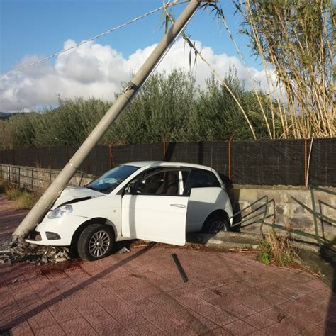 Taormina Auto Si Schianta Contro Un Palo Positivo Ad Alcool E Droga