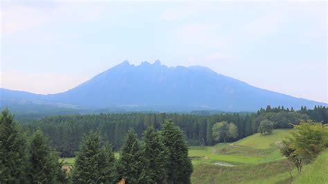 燃える南阿蘇 5 夕暮れの阿蘇外輪山 日本に生きる野草たちと、another Sky