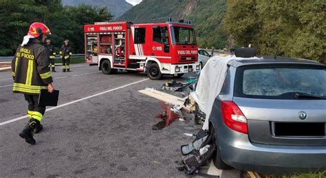 Valtellina Tir Perde Carico Di Legname Che Travolge Un Auto Morto Un