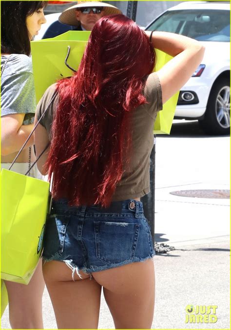 Ariel Winter Shows Off Her Booty In Daisy Dukes Photo