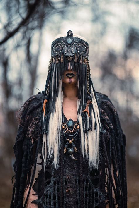 Female Shaman in black clothes | Disfraz de bruja, Disfracez, Mujeres