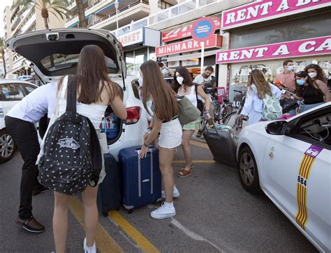 Macrobrote En Mallorca Los Estudiantes Negativos En Covid Abandonan El