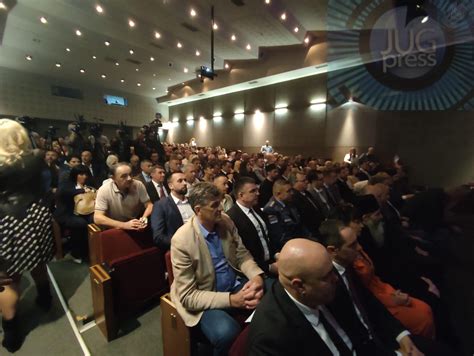 odbornici opozicione grupe za leskovac zajedno napustili svecanu