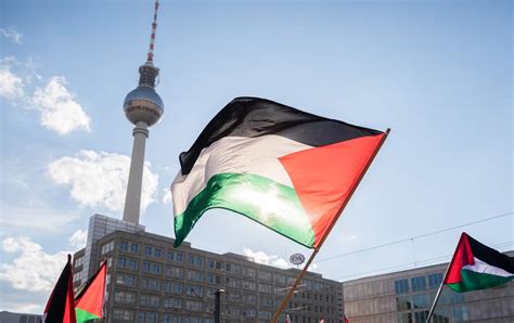 Schülerdemo verboten wegen einer Palästina Flagge Der Revolutionär