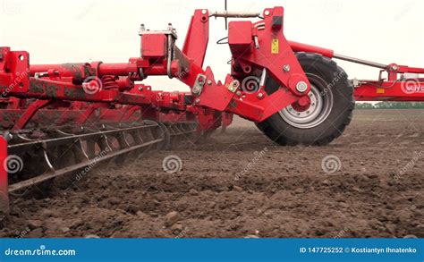 El Primer Cultivador Del Tractor Cultiva Cava El Suelo El Tractor Ara