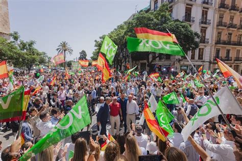 Abascal Y Buxad Se Rodean De Personas En Valencia