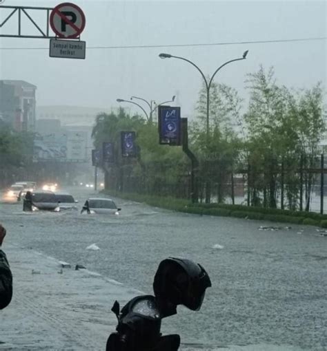 Banjir Di Makassar Ketinggian Air Merata 1 Meter Hingga 1 5 Meter Pojok Negeri