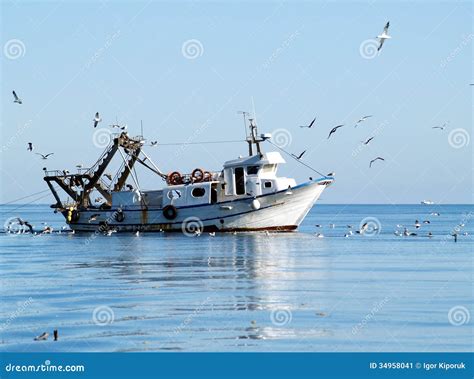 Barco De Pesca Imagen De Archivo Imagen De Pescados