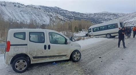 Sivasta minibüs ile otomobilin çarpıştı 26 yaralı Büyük Sivas Haber