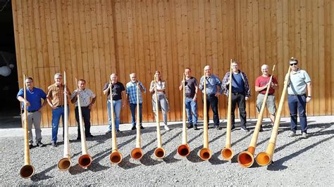 Alphornkurs Mit Lisa Stoll Resunar Alphorn Cor Des Alpes Alpine Horn