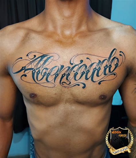 Tattoo lettering abençoado Tatuagem no peito Tatuagens peito