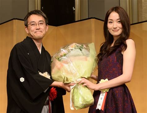 就位式で女優の高梨臨さん（右）から花束を受け取った羽生善治名人＝2014年7月25日午後、東京都文京区、白井伸洋撮影 羽生善治名人の活躍を振り返る（14 18）：朝日新聞デジタル