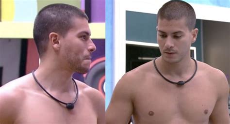 BBB22 Arthur acorda animado e tenta esconder as partes íntimas