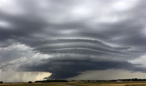 Cellule orageuse en formation au Sud Ouest de l aéroport de Caen