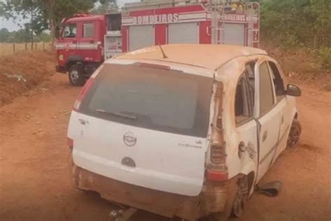 Casal e quatro crianças ficam feridas após capotamento na GO 353 em