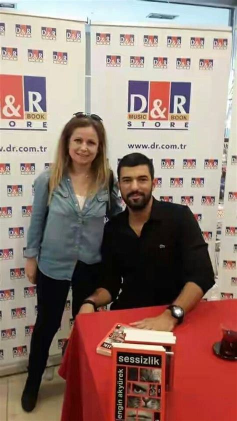 Engin Akyürek en la firma del primer libro Silencio En la librería D R