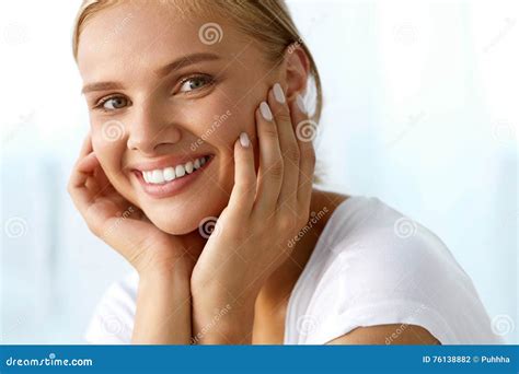 Mujer Hermosa Con La Cara De La Belleza Sonrisa Blanca Sana De Los