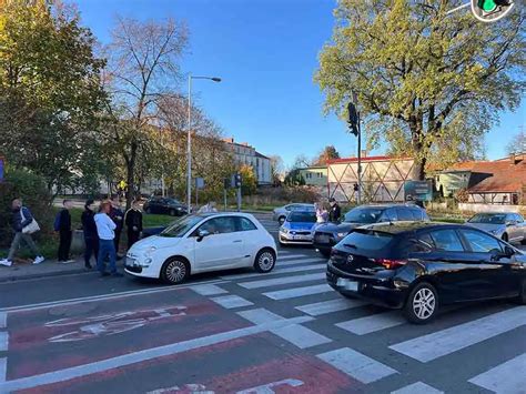 Wypadek Fiatem potrąciła dwie osoby w Zielonej Górze Jest nagranie